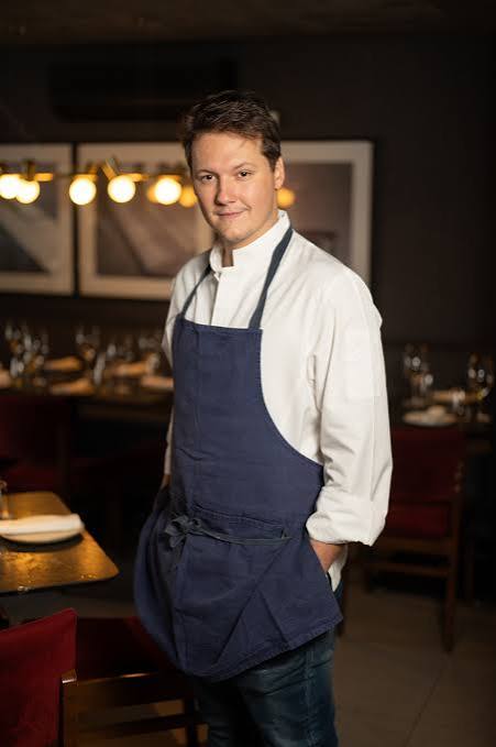 CHEF CURCAO DANS SON SALON