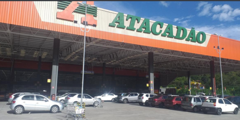 Atacadão : le concept de supermarché-entrepôt brésilien qui conquiert Paris